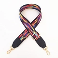 Dettaglio tracolla etnica in tessuto con motivo a onde colorate e ganci in metallo oro - Onda Arcobaleno Bordo Nero + Nero