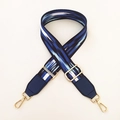 Dettaglio tracolla regolabile con motivo geometrico blu e ganci girevoli dorati - Nuvole Blu + Pelle Blu
