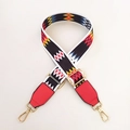 Dettaglio tracolla etnica con motivi geometrici, terminali in pelle rossa e ganci oro - Onde Colorate + Pelle Rossa