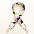 Dettaglio della tracolla etnica geometrica colorata con ganci dorati e inserti in pelle bianca - Patchwork Geometrico + Pelle Bianca
