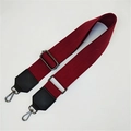 Dettaglio della tracolla in tela bordeaux con fibbie regolabili in metallo - Stile 2 Rosso Vino Fibbia Gunmetal