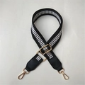 Dettaglio tracolla regolabile in tessuto nero con motivi argento e moschettoni dorati - Nero-Argento-Nero Pelle Nera