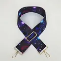 Detalle de correa ajustable de nailon con estampado galaxia y mosquetones dorados - Cierre de Plata / Espacio