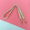 Bandoulière réglable en toile beige avec mousquetons dorés sur fond bicolore moderne - Largeur: 1.3cm / Boucle Dorée