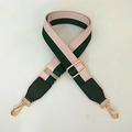 Detailopname van gestreepte tasriem met gouden metalen haken en verstelbare gesp - Wit Groen + Groen Leer + Gouden Haak / Lengte ca. 130cm