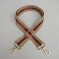 Makroansicht des breiten verstellbaren Baumwoll-Schultergurts mit goldener Hardware - Khaki
