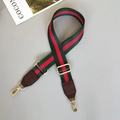 Detail van verstelbare groen-rood gestreepte canvas tasriem met gouden metalen haken - Zilveren Sluiting / Groen/Rood/Groen Met Koffie Leer