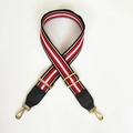 Detailansicht des breiten gestreiften Taschenriemens mit goldenem Karabiner und Verstellschließe - Rot Gestreift + Schwarzer Lederbesatz