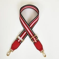 Detail von breitem gestreiftem Web-Schultergurt mit rotem Kunstleder und Gold-Karabiner - Rot Gestreift + Roter Lederbesatz
