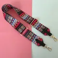 Dettaglio tracolla in nylon con motivo etnico geometrico e ganci in metallo dorato - Stile 1 Fibbia Dorata