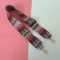 Detail van kleurrijke nylon tasriem met etnisch patroon en goudkleurige gespen - Kleurrijk Etnisch Geometrisch Patroon (Stijl 2)