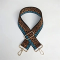Détail de la broderie ethnique sur la bandoulière large réglable avec des crochets dorés - Fermoir en Argent / Treillis Marron Bleu