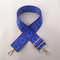 Dettaglio di un'ampia tracolla intrecciata in stile etnico con motivo blu e fibbie d'oro - US 5