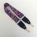 Detail van verstelbare brede schouderriem met paisley-motief en gouden metalen draaihaken - Blauwe Winde Zwart