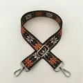 Detalle de correa bordada bohemia con hebilla ajustable y ganchos de metal plateado - Patrón 1 Hebilla Plateada