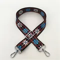 Detalle de correa étnica bordada para bolso con flores azules y cierres plateados - Patrón 2 Hebilla Plateada