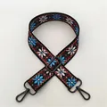 Detalle de la correa étnica bordada con mosquetones de metal en color gris oscuro - Patrón 2 Hebilla Gris Oscuro