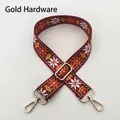 Detalle de correa bohemia con estampado floral rojo y herrajes de metal dorado - Patrón 3 Hebilla Dorada