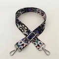 Detalle de correa para bolso estilo étnico con ganchos giratorios de plata y hebilla ajustable - Patrón 4 Hebilla Plateada
