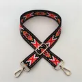 Detalle de la correa étnica con mosquetones de metal dorado y hebilla ajustable de bolso - Patrón 5 Hebilla Dorada