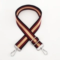Détail de la bandoulière rayée réglable avec mousquetons pivotants en métal argenté - Rouge Vin Boucle Argentée