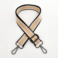 Détail de la bandoulière large tissée réglable avec rayures beige, blanc et noir - Beige Boucle Gunmetal