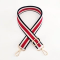 Détail de la bandoulière en toile rayée rouge noir blanc avec mousquetons dorés chic - Bleu Marine Boucle Dorée