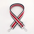 Détail de la bandoulière large rayée rouge et blanc avec mousquetons métalliques - Bleu Marine Boucle Argentée