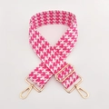 Detailaufnahme des rosa-weißen Hahnentritt-Taschenriemens mit goldfarbenen Metallkarabinern - Nr. 7 Rosenrot