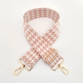 Detail des rosa Hahnentritt-Taschenriemens mit verstellbaren goldfarbenen Metallschnallen - Nr. 8 Nude Rosa
