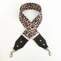 Detail von Leopardenmuster-Taschenriemen mit goldenen Metallteilen und Lederdetails - Beige