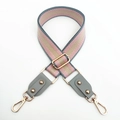 Verstellbarer gestreifter Web-Taschengurt in Rosa und Grau mit roségoldenen Metallteilen - Grau-Rosa und Grau