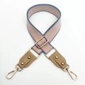 Dettaglio della tracolla tessuta regolabile a righe rosa e blu con chiusura dorata - Grigio Rosa + Pelle Cachi