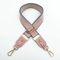 Detail eines verstellbaren gewebten Gurtes mit rosa blauen Streifen und Goldkarabiner - Grau-Rosa und Rosa
