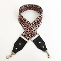 Details des verstellbaren Taschenriemens mit Leopardenmuster und goldenen Metallhaken - Beige Braun
