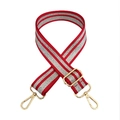 Détail de la bandoulière large rayée rouge et argent avec crochets en métal doré - Rouge Vin Boucle Dorée