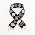 Detail eines verstellbaren Taschengurt mit schwarz-weißem Argyle-Muster und Goldmetallschnallen - Kaffee Basis Grau Argyle