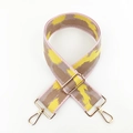 Detail eines verstellbaren 5cm Jacquard-Tragegurts mit gelbem Muster und Goldverschlüssen - Gelb mit rosa Rand