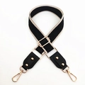 Detalle de correa ancha ajustable para bolso con diseño laberinto y herrajes oro - Negro + Negro