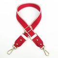 Detalle de la correa ancha roja ajustable con motivo griego y ganchos dorados - Bright Red