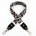 Dettaglio tracolla regolabile leopardata con ganci dorati e terminali in pelle nera - Grigio Scuro + Nero