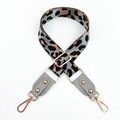 Dettaglio della tracolla leopardata con fibbia dorata regolabile e inserti in pelle grigia - Grigio Scuro + Grigio