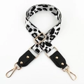 Dettaglio tracolla leopardata con ganci dorati e fibbia regolabile per borsa da donna - Bianco + Pelle Nera