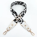 Dettaglio della tracolla larga regolabile con stampa leopardata e fibbie in oro lucido - Grigio Argento + Bianco
