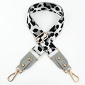 Dettaglio della tracolla leopardata con ganci dorati e fibbia metallica regolabile - Grigio Argento + Grigio