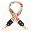Détail d'une large bandoulière fleurie avec cuir bleu marine et boucles en métal doré - Bleu