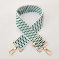 Detailansicht des 5cm breiten gewebten Schultergurts mit grün-blauem geometrischem Muster - Weiß