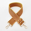 Detail eines geometrisch gewebten 5cm breiten Schultergurts mit goldfarbenen Karabinern - Gelb