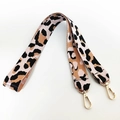 Dettaglio della tracolla larga con stampa leopardata e moschettoni in metallo dorato - Stile Lungo / Rosa