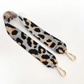 Dettaglio tracolla con stampa leopardata colorata e moschettoni in metallo oro chiaro - Stile Corto / Grigio